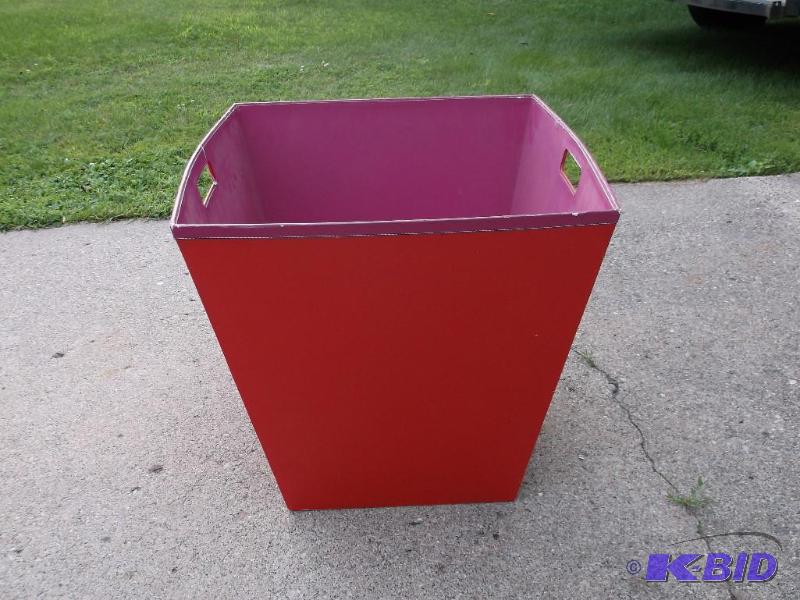 lot 92 image: Large Storage Cube measuring 22" x 22&qu...