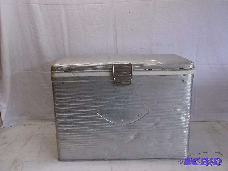 lot 97 image: Vintage Cooler great display piece....