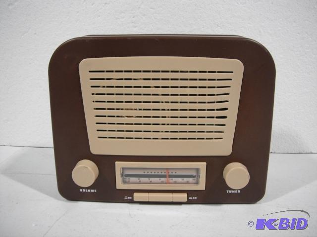 lot 129 image: Retro Plastic Radio - 9 x 4 x 7 - Has secret ...
