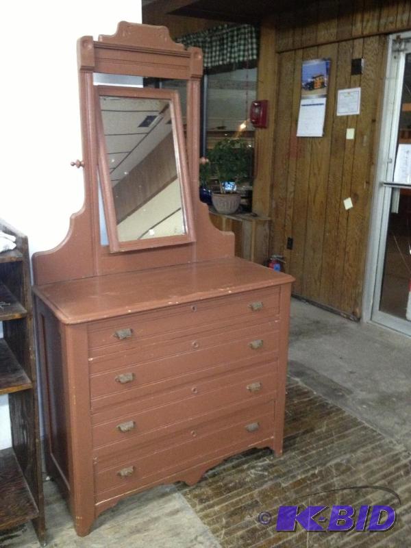 Antique 4 Drawer Dresser with rotating mirror...