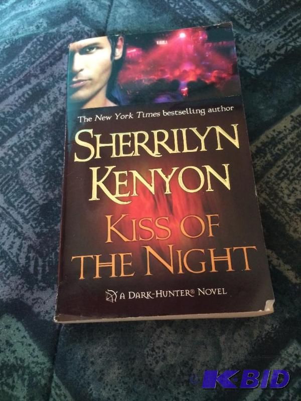 Kiss of the night Sherrilyn Kenyon...