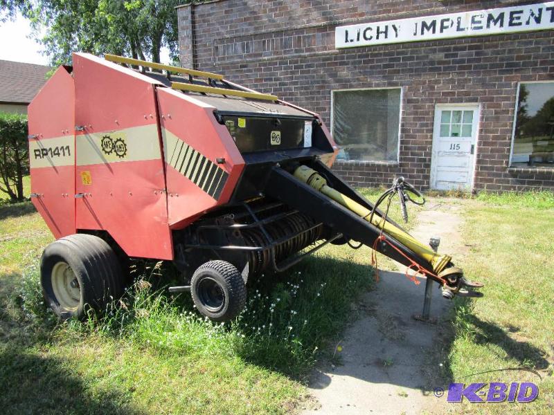 Round Baler runs and operates, this item has ...