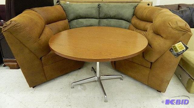 Sectional 4pc table set. 3 sectionals  1 rou...