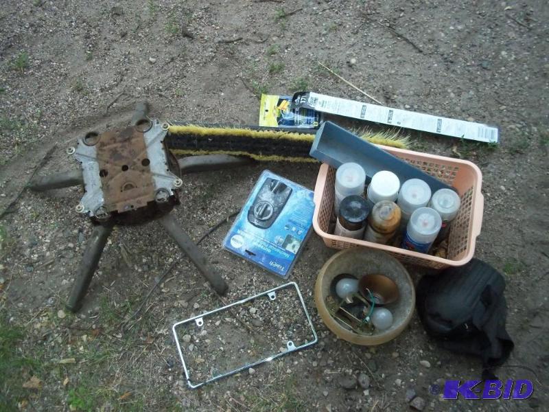 lot 121 image: knee pads, outdoor mechanical photo self timer, paints, misc.