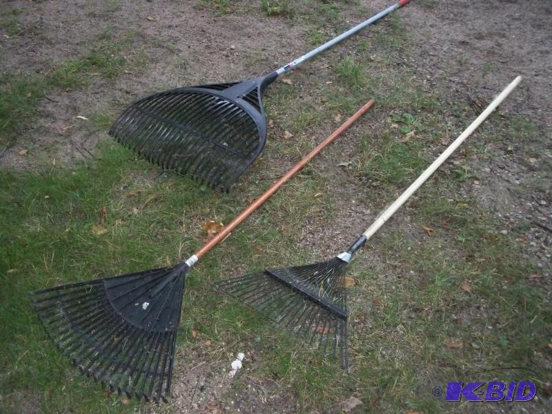 lot 125 image: 3 yard rakes