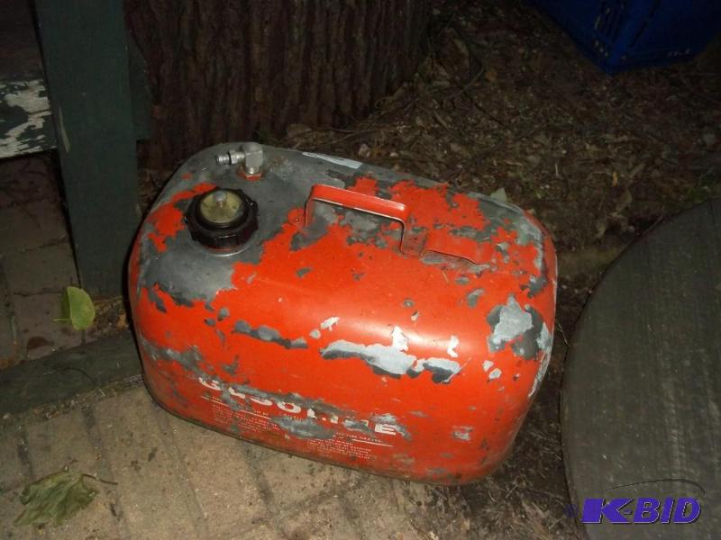 lot 129 image: Boat gas tank full of gas