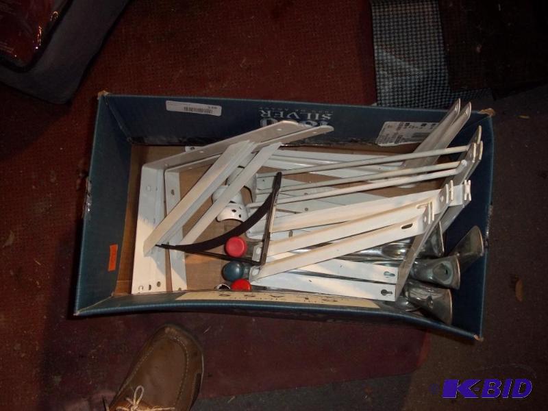 lot 130 image: box of shelf brackets