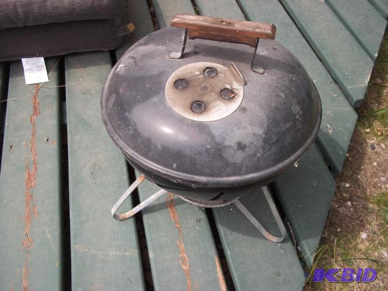 lot 17 image: Small tabletop grill