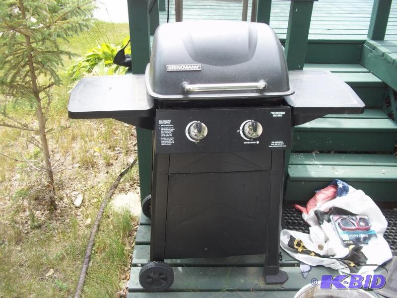 lot 18 image: Brinkman gas grill w cover