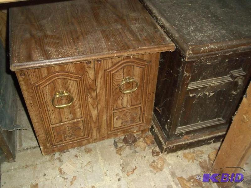 lot 191 image: 2 end tables with storage