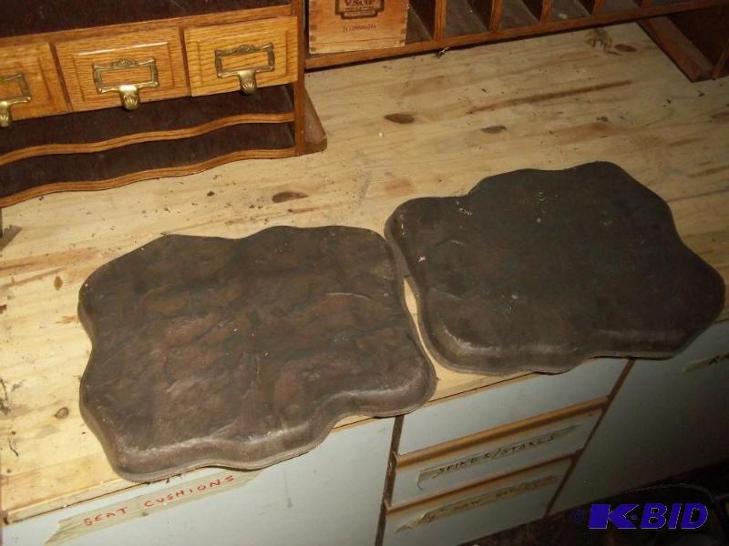 lot 202 image: garden stepping stones, plastic