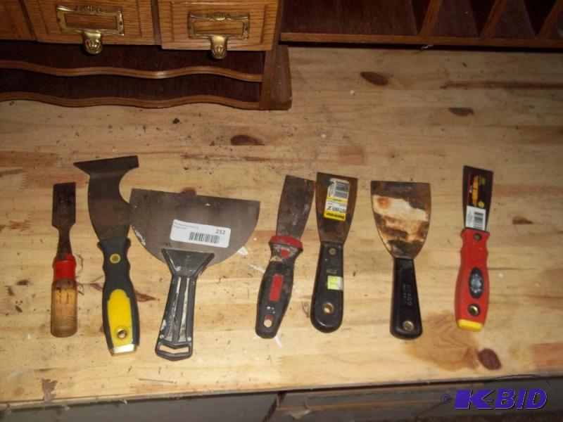 lot 212 image: putty knike and scraper assortment