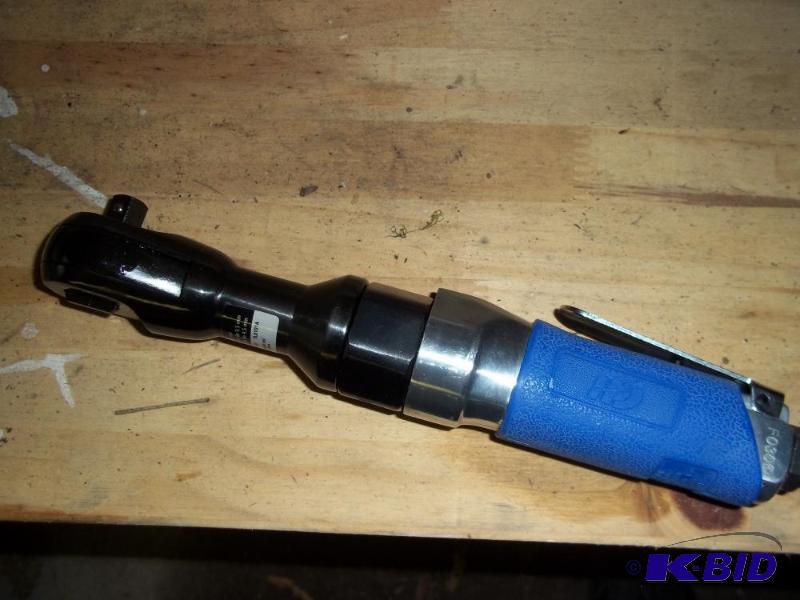 lot 232 image: 38 campbell hausfeld air ratchet, new in box