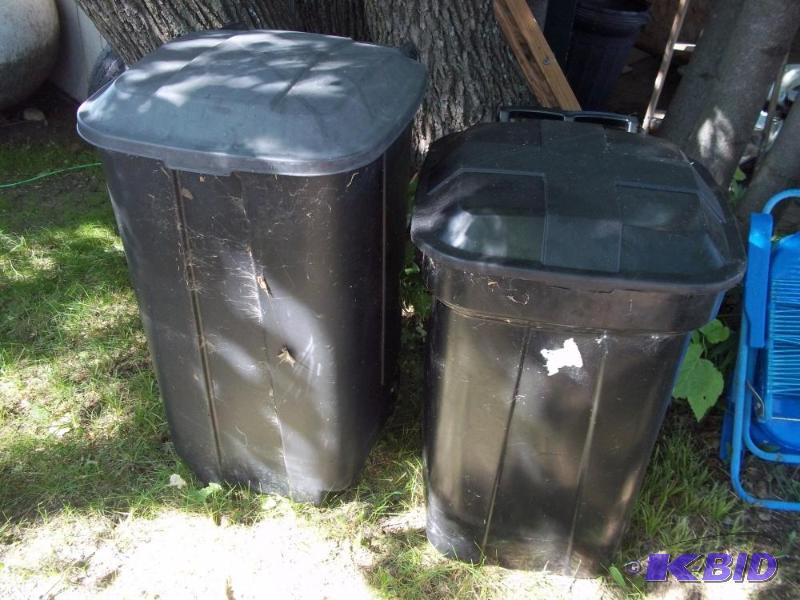 lot 258 image: 2 square trash cans with lids