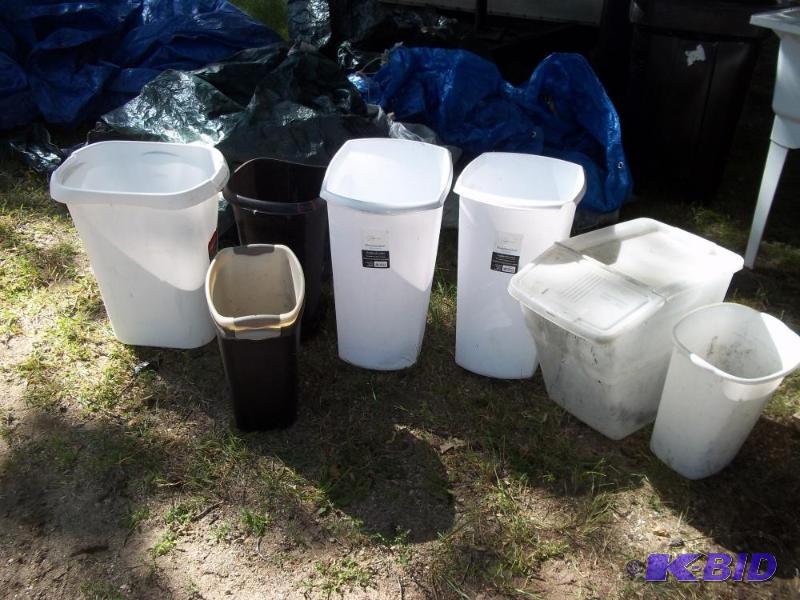 lot 261 image: 7 trash cans and 1 plastic bin