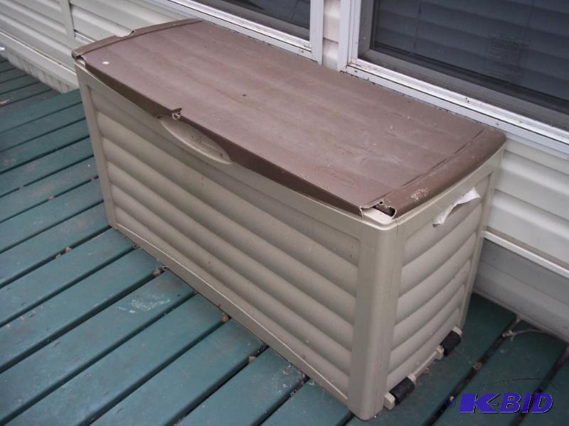 lot 29 image: 18x46 suncast deck box