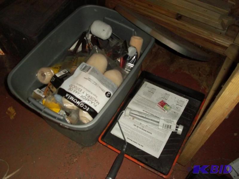 lot 306 image: tote full of painting supplies