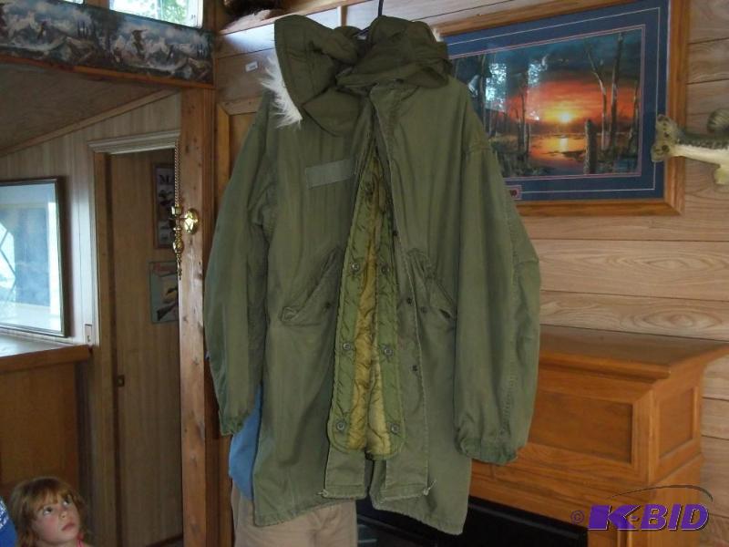 lot 331 image: Med. Military extreme cold weather parka with hood