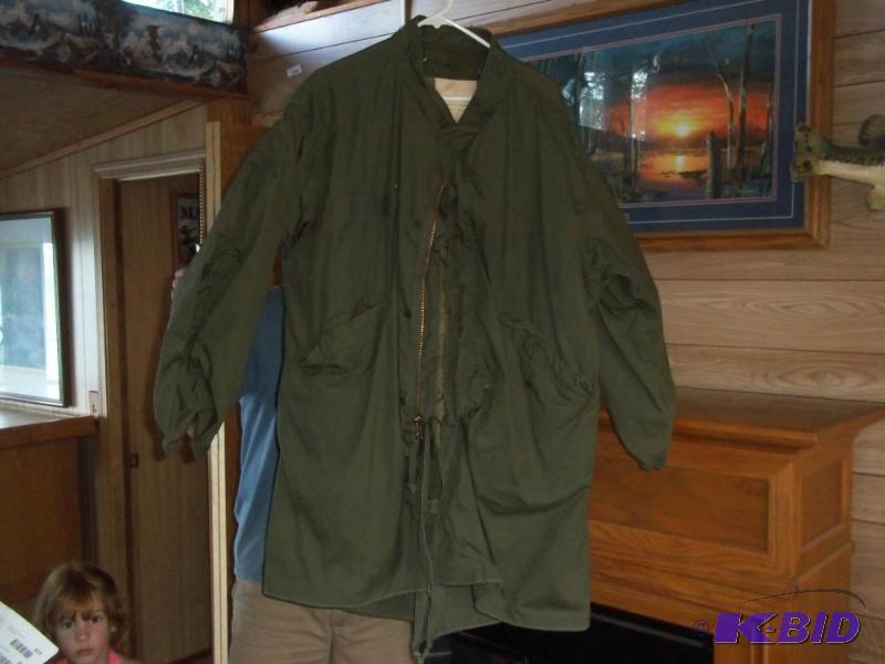 lot 332 image: Military cold weather coat, size small.-