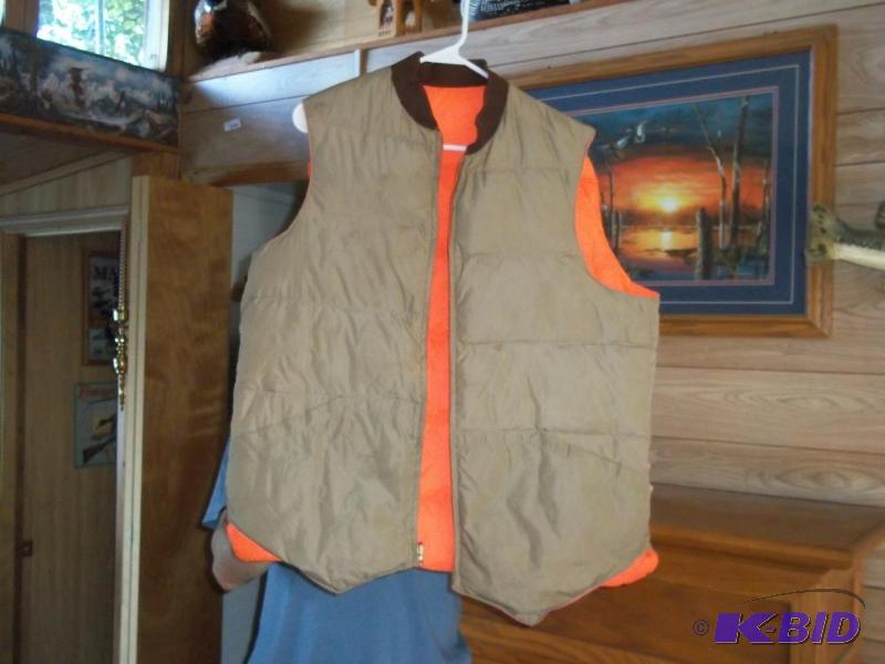 lot 334 image: Reversible hunting vest