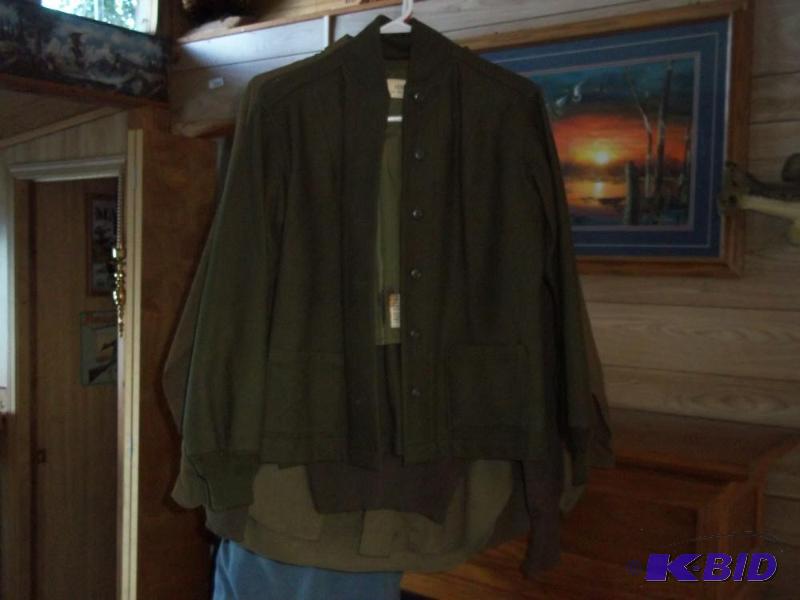 lot 336 image: Lot of 4 2 army shirts, army sweater and army jacket  size regular.