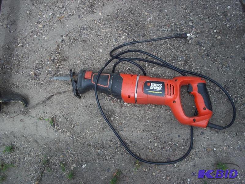 lot 37 image: Black and Decker 7.5 amp reciprocating saw