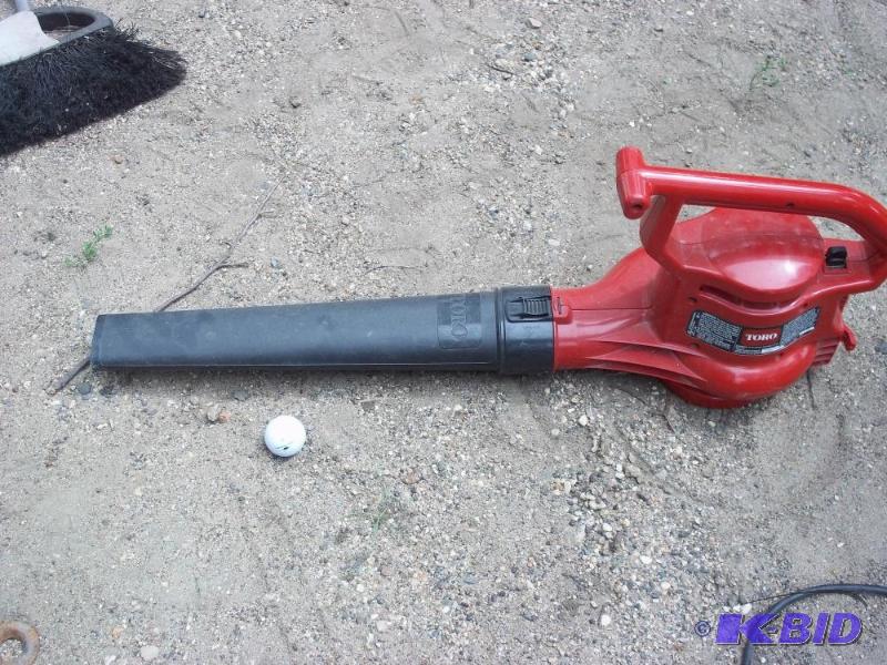 lot 40 image: Toro leaf blower- electric