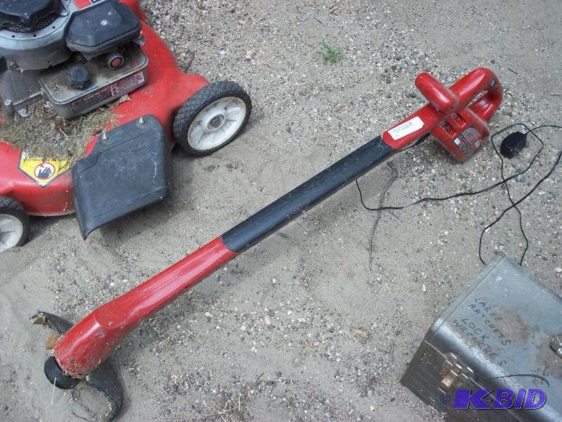 lot 44 image: Toro 8 cordless trimmer