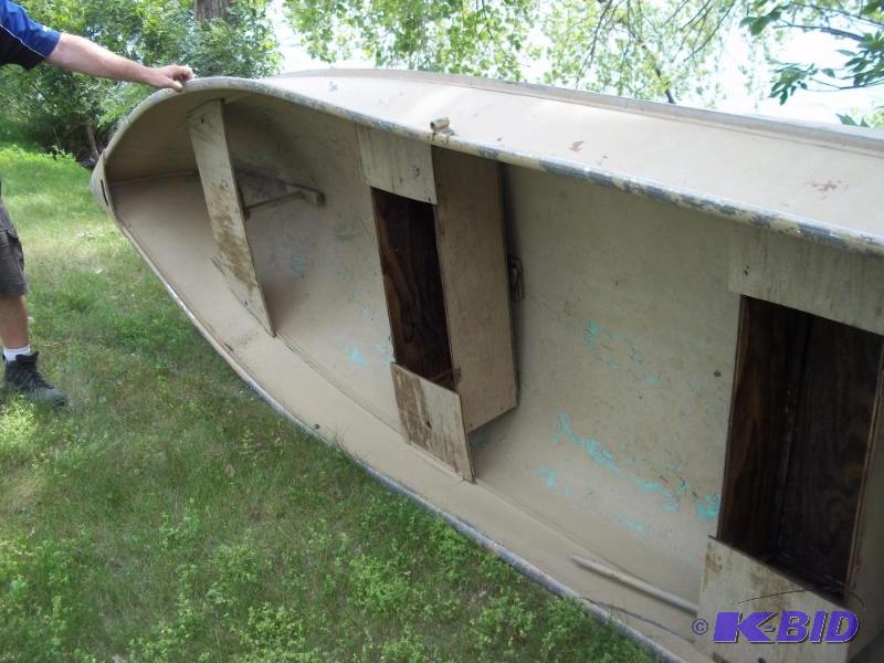 lot 5 image: 13 fiberglass duck hunting boat, no registration used for hunting