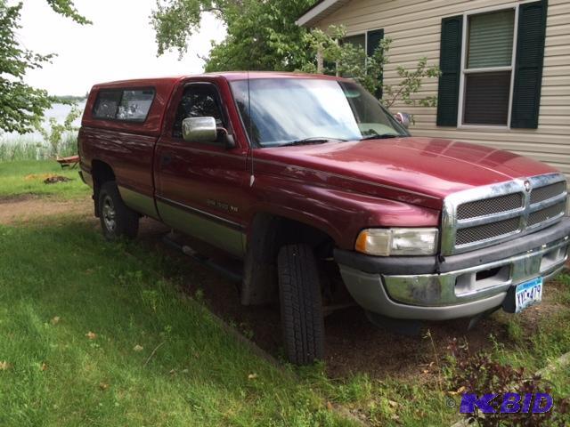 lot 6 image: 1995 Dodge Truck with topper