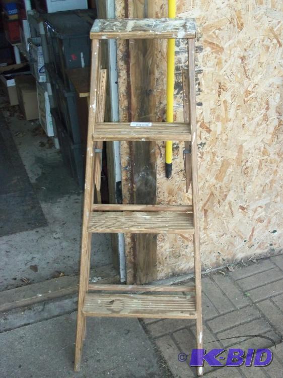 lot 70 image: 4 step wooden step ladder