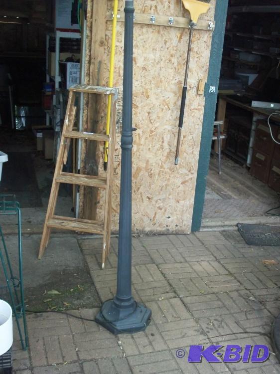 lot 72 image: metal lamp post
