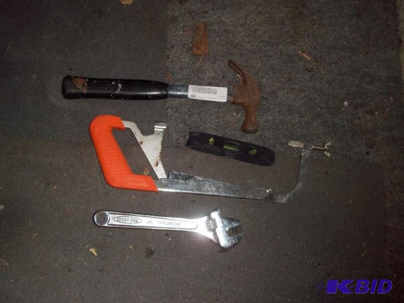 lot 80 image: Hammer Hack saw, level, 10adjustable wrench