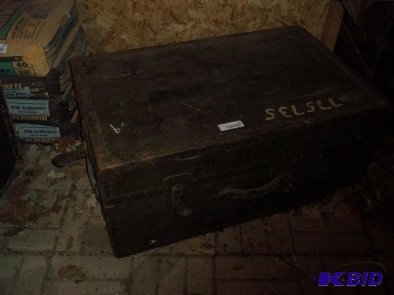 lot 89 image: Antique Trunk