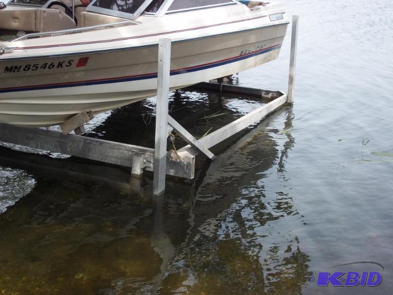 lot 9 image: 2596 aluminum boat lift