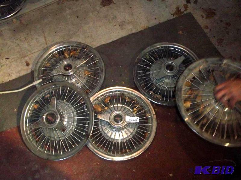 lot 90 image: Olds Hubcaps