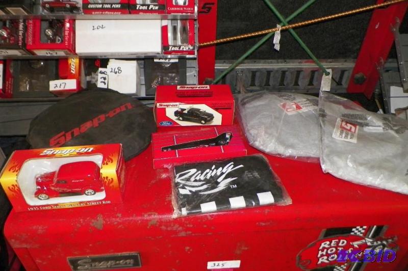 lot 1014 image: Snap-on Items Including 2 XL t-shirts in Snap-on Racing Bag