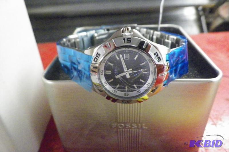lot 128 image: Fossil Snap-on Ladies Watch