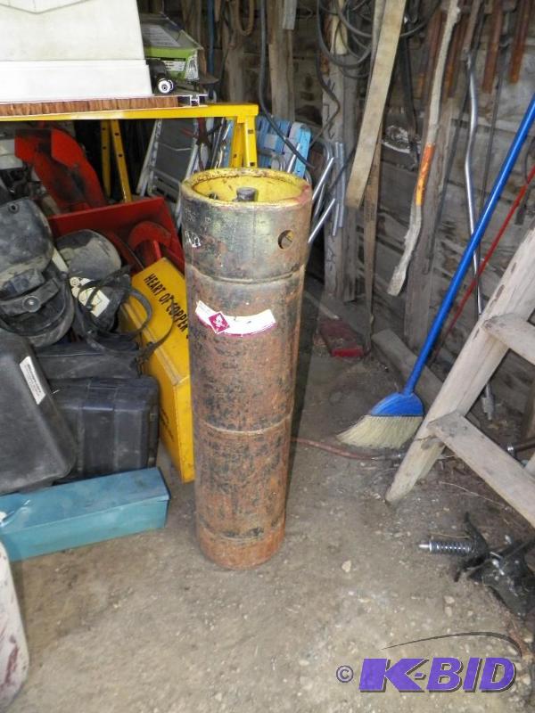 lot 16 image: Empty Praxair Acetylene Tank Owned Not Rented Approx. 35 Tall Approx. 8 12 Diameter