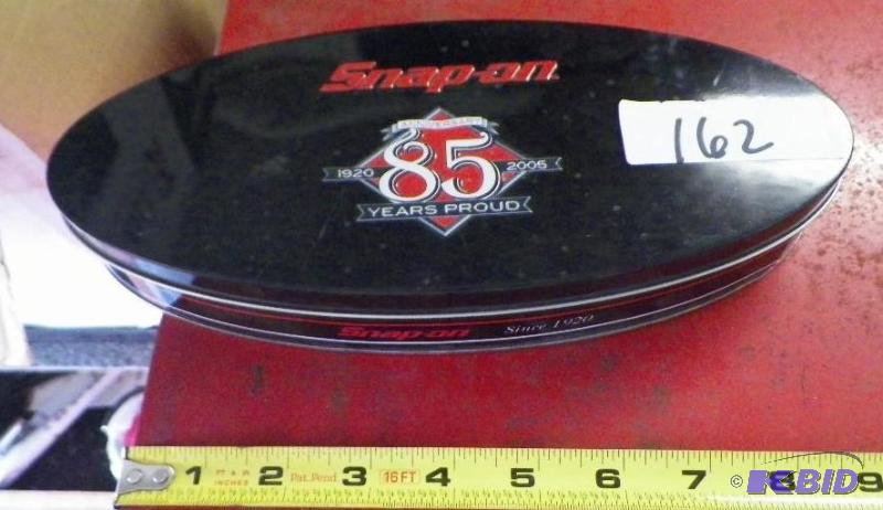 lot 162 image: Snap-on 85th Anniversary Knife & Coin