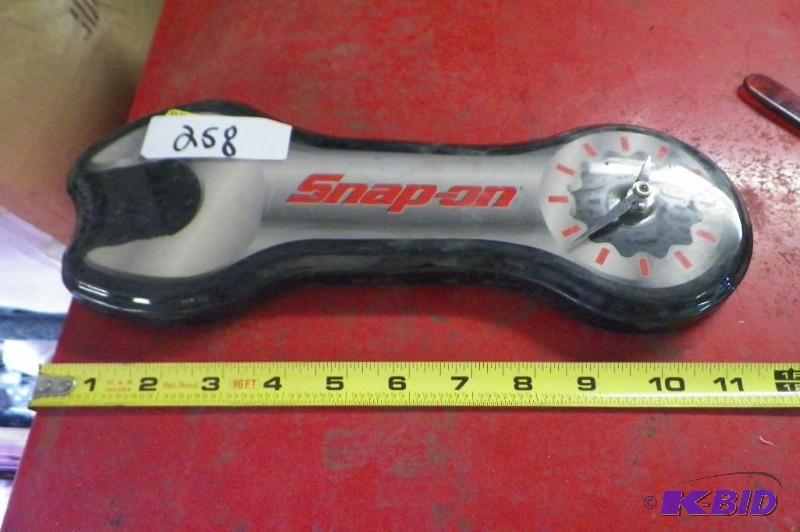 lot 258 image: Snap-on Magnetic Clock