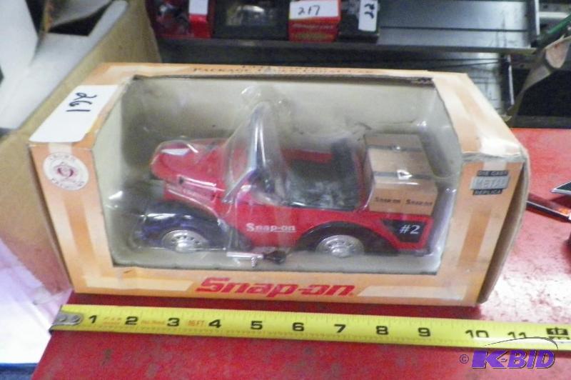 lot 261 image: Snap-on 1941 Garton Package Truck Pedal Car