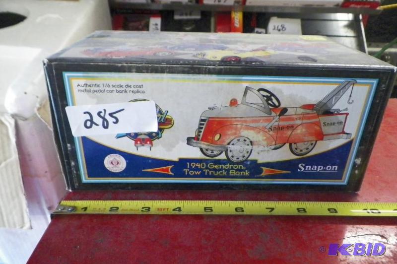 lot 285 image: Snap-on 1940 Gendrow Pedal Car Bank