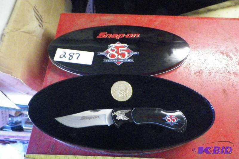 lot 287 image: Snap-on Knife & Coin Set