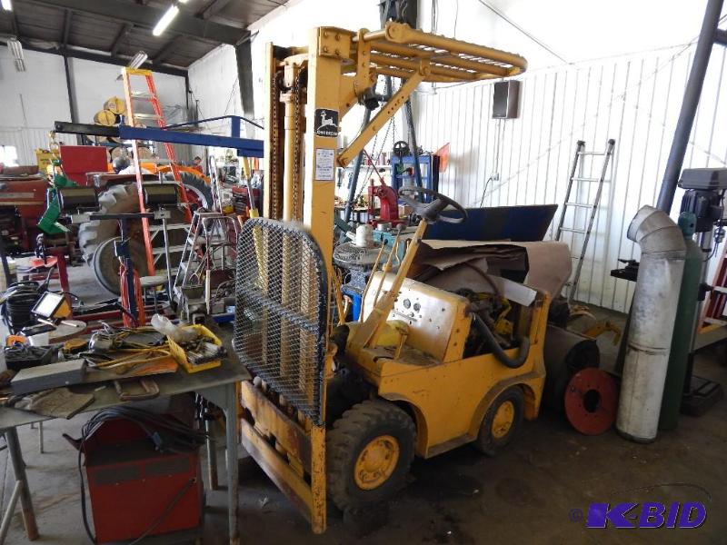 lot 3 image: Clarklift Model 2015 Forklift