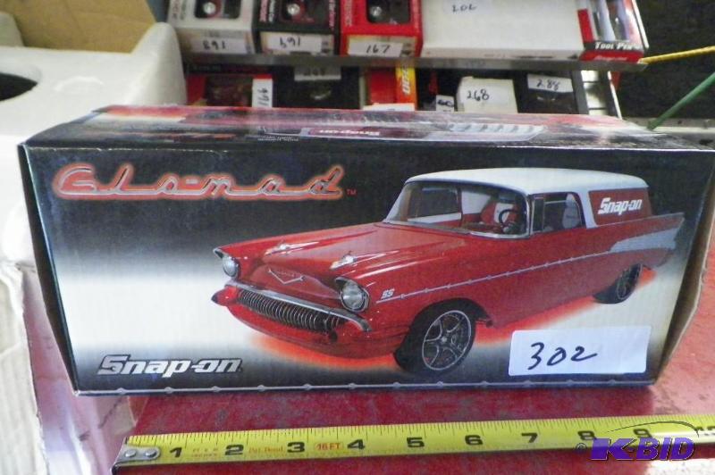 lot 302 image: Snap-on Glo-Mad Wagon