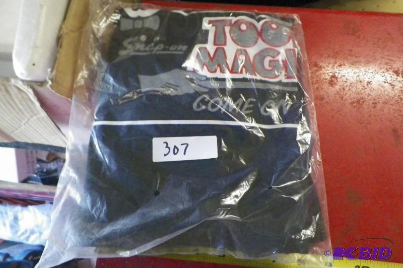 lot 307 image: Snap-on Tool Magic T-Shirt XL Adult