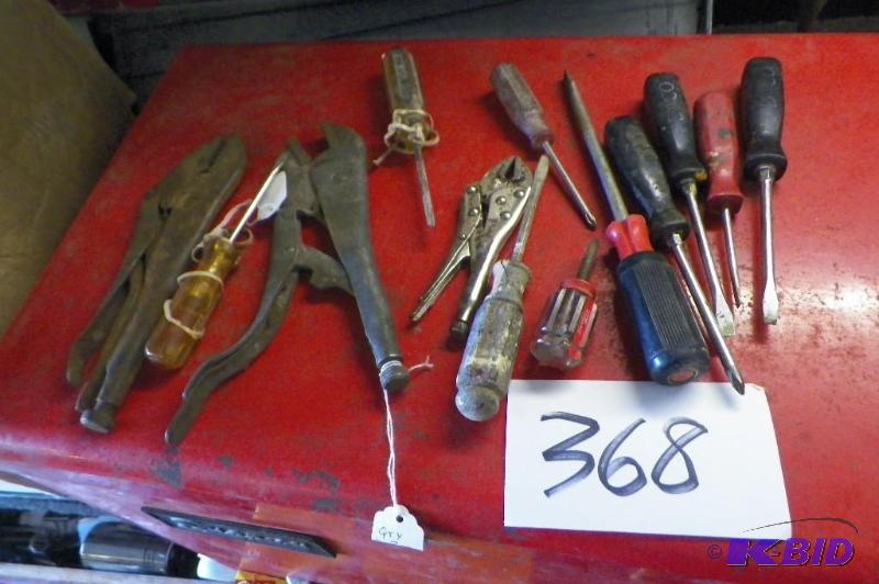 lot 368 image: 3 Vice Grips & Screwdrivers