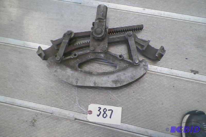 lot 387 image: 1 14 EMT Pipe Bender
