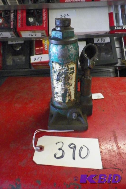 lot 390 image: 4 Ton Bottle Jack